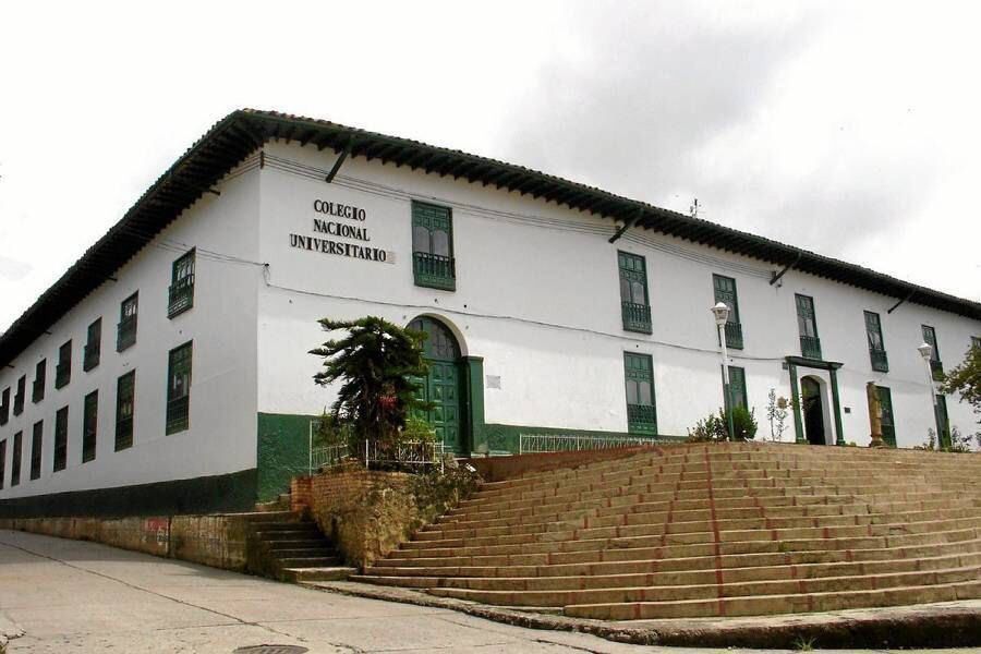 Fachada del Colegio Universitario de Vélez